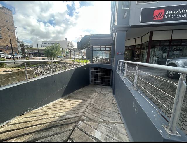 182M² BUILDING TO LET IN TYGER VALLEY